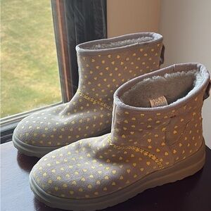 I ♥️ UGG like new heart polka dot boots